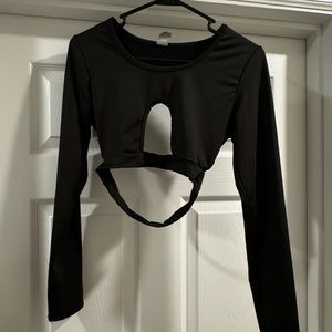 Keyhole cutout long sleeve crop top